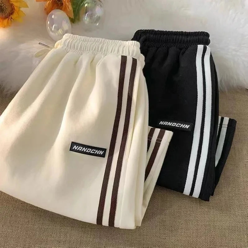 Pantalones cortos a rayas para mujer, ropa de calle de verano, pantalones cortos holgados de pierna ancha, pantalones cortos deportivos coreanos informales con cintura elástica, pantalones cortos de gran tamaño para parejas.