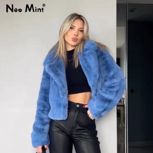 Abrigo de piel de conejo sintético azul para mujer, chaqueta corta de moda urbana, nueva tendencia de invierno, abrigos y prendas de vestir exteriores