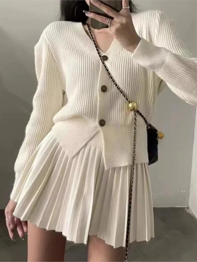 Conjunto informal de punto de 2 piezas: top de escote en V con botonadura sencilla y minifalda plisada de cintura alta, moda coreana para otoño y primavera. Conjuntos lisos.