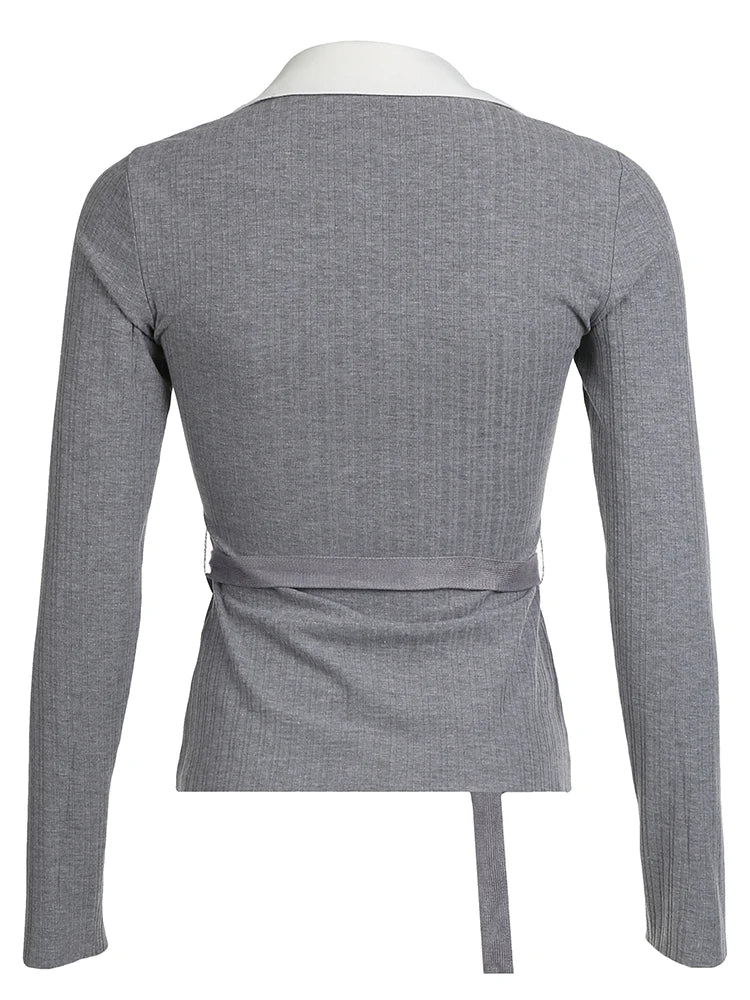 Camiseta básica de manga larga entallada de canalé gris con cinturones y cuello vuelto con parches en contraste para mujer, otoño e invierno