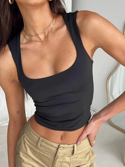 Top corto ajustado con tirantes anchos y cuello cuadrado liso