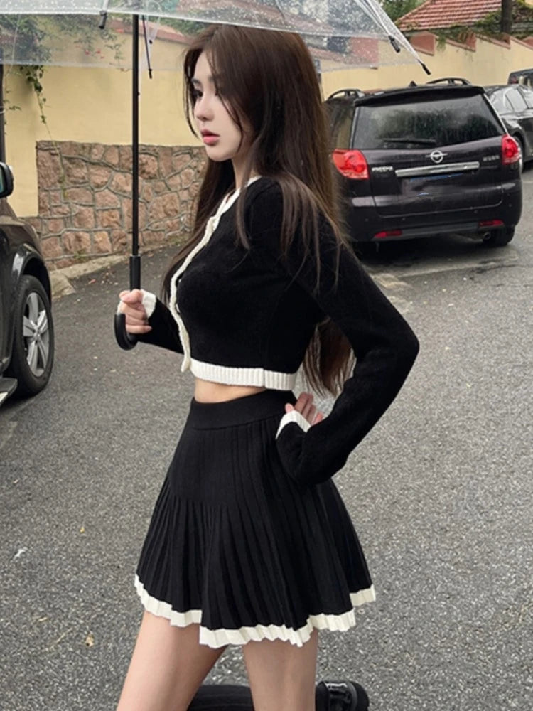 Conjunto de dos piezas de punto dulce para mujer, top corto de manga larga con botonadura sencilla y minifalda plisada, moda kawaii para otoño y primavera.