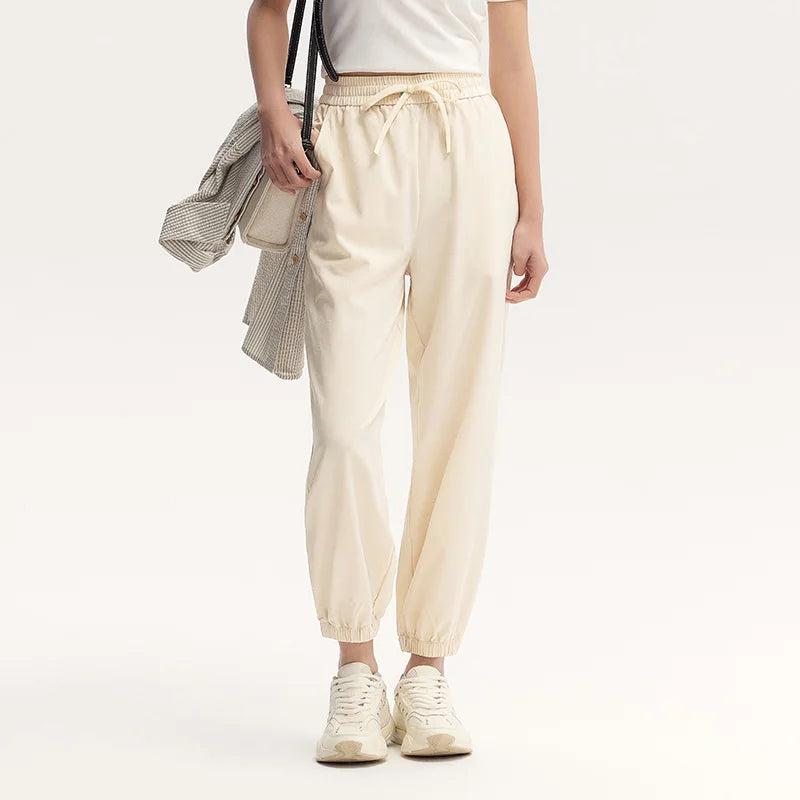 Pantalones casuales para mujer diseñados con un toque de textura. Pantalones cónicos de jacquard con estampado oscuro y un ajuste único y holgado.
