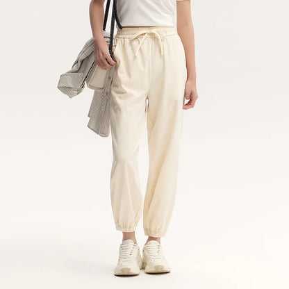 Pantalones casuales para mujer diseñados con un toque de textura. Pantalones cónicos de jacquard con estampado oscuro y un ajuste único y holgado.