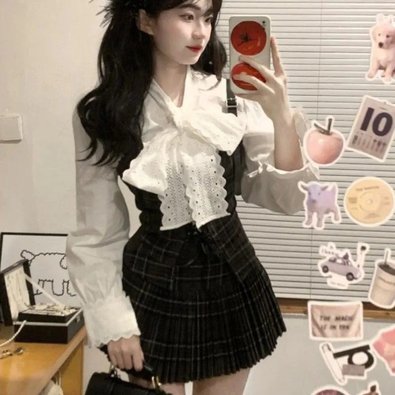 Conjunto de 3 piezas estilo retro coreano de otoño para mujer, camisa blanca, chaleco de tirantes y falda plisada, diseño de estilo universitario, moda Y2K.