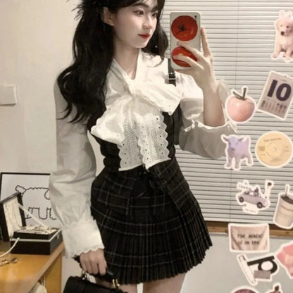 Conjunto de 3 piezas estilo retro coreano de otoño para mujer, camisa blanca, chaleco de tirantes y falda plisada, diseño de estilo universitario, moda Y2K.