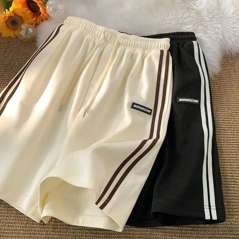 Pantalones cortos a rayas para mujer, ropa de calle de verano, pantalones cortos holgados de pierna ancha, pantalones cortos deportivos coreanos informales con cintura elástica, pantalones cortos de gran tamaño para parejas.
