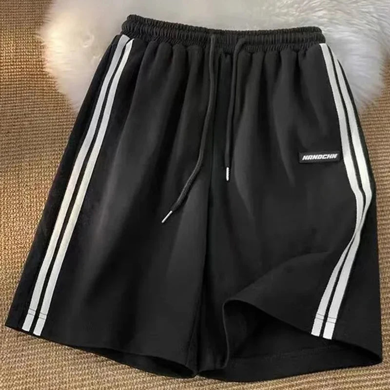 Pantalones cortos a rayas para mujer, ropa de calle de verano, pantalones cortos holgados de pierna ancha, pantalones cortos deportivos coreanos informales con cintura elástica, pantalones cortos de gran tamaño para parejas.