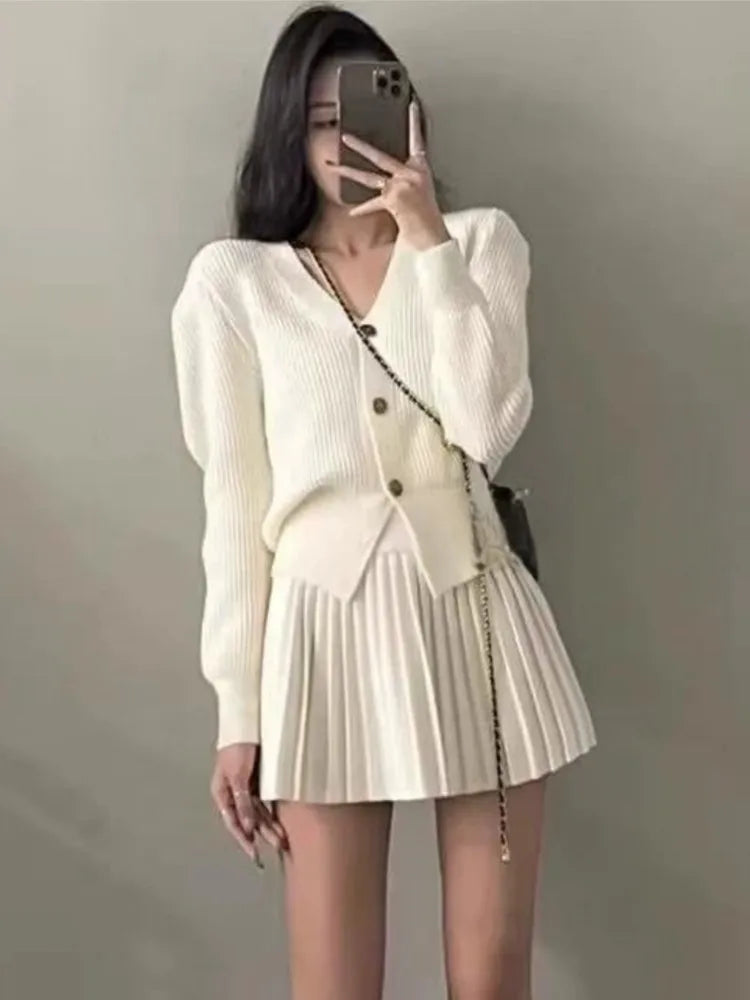 Conjunto informal de punto de 2 piezas: top de escote en V con botonadura sencilla y minifalda plisada de cintura alta, moda coreana para otoño y primavera. Conjuntos lisos.