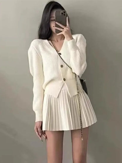 Conjunto informal de punto de 2 piezas: top de escote en V con botonadura sencilla y minifalda plisada de cintura alta, moda coreana para otoño y primavera. Conjuntos lisos.