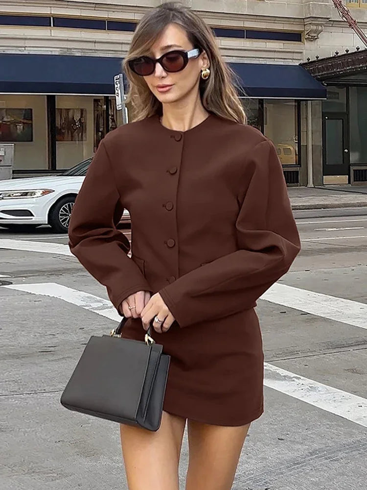 Conjunto de dos piezas de falda y cárdigan de moda para mujer, top de manga larga con botones, minifalda ajustada de color liso, conjunto elegante a juego para otoño e invierno.