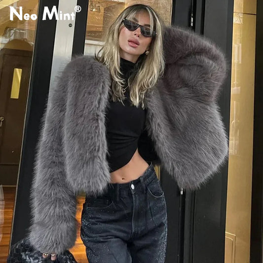 Chaqueta de piel sintética de zorro para mujer, corta, esponjosa y gris, de moda urbana, para invierno, de marca popular, gruesa y cálida, de piel ecológica.