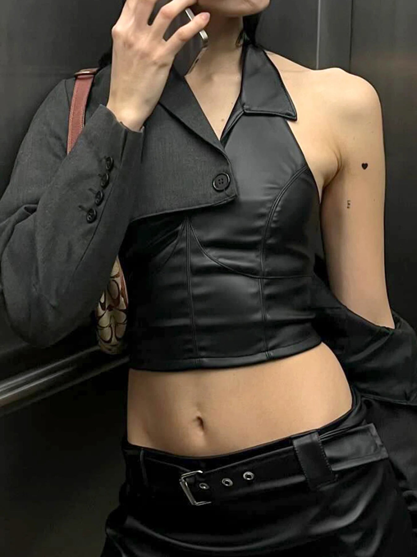 Tops cortos de cuero ajustados y sexys de Gyaru para mujer, con cuello vuelto y cuello halter, diseño moderno sin espalda.