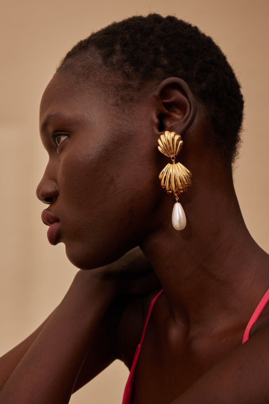 Pendientes de perlas con vieiras 