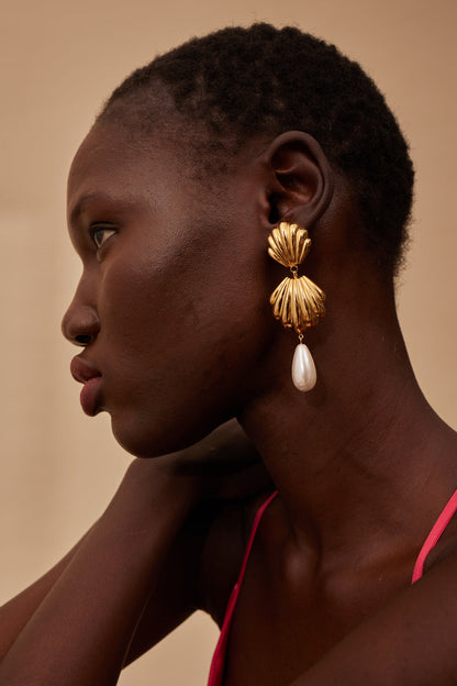 Pendientes de perlas con vieiras 