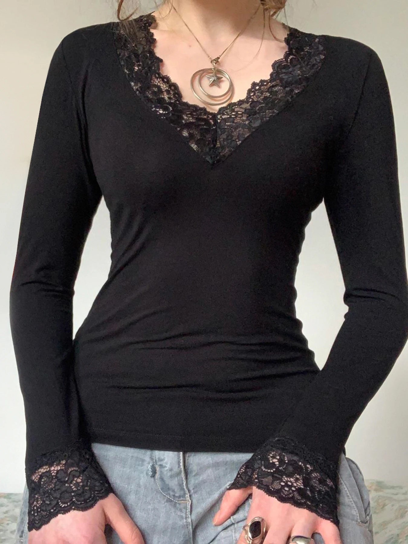 Camiseta de encaje negro con cuello en V para mujer, lisa, ajustada, básica, de manga larga, combina con todo, otoño, nueva