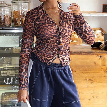 Camiseta de malla transparente con estampado de leopardo, top corto sexy de manga larga con volantes y botones, camiseta urbana vintage para mujer Y2K