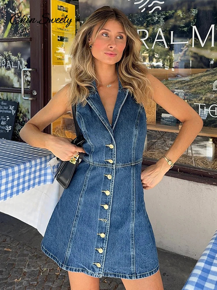 Vestido corto vaquero sexy de corte A con escote en V profundo, sin mangas, de una sola botonadura, de cintura alta, estilo urbano vintage ajustado de verano 2025