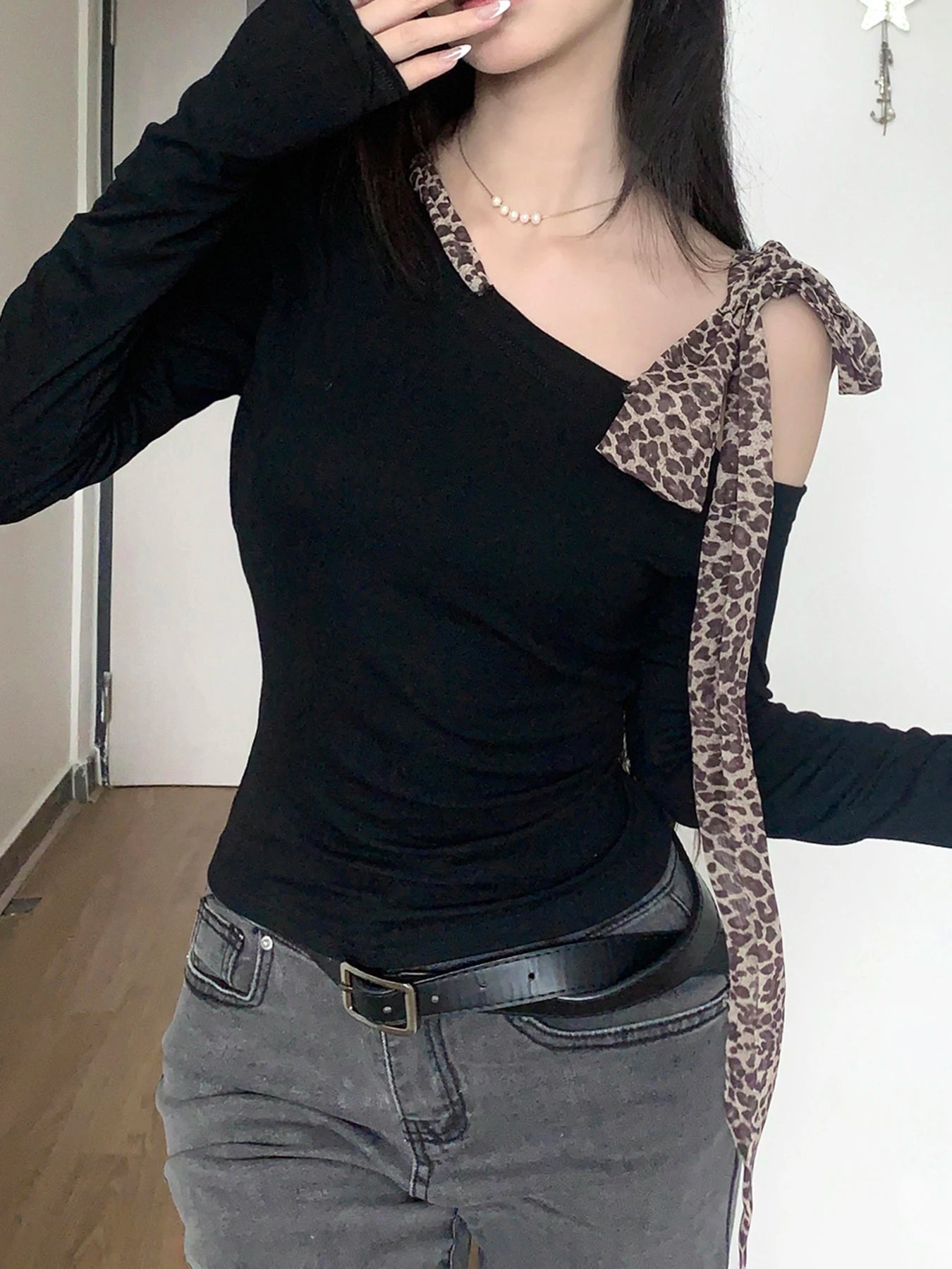 Blusa Y2k de manga larga ajustada con cuello oblicuo y estampado de leopardo con cordones para otoño