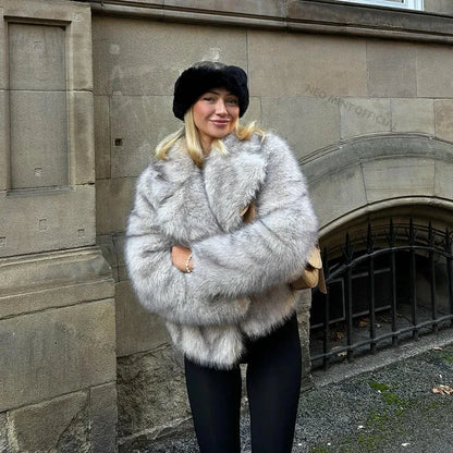 Chaqueta elegante de piel sintética con degradado para chicas de calle, abrigo de piel de zorro esponjoso de marca de moda de invierno para mujer, ropa exterior de lujo para mujer