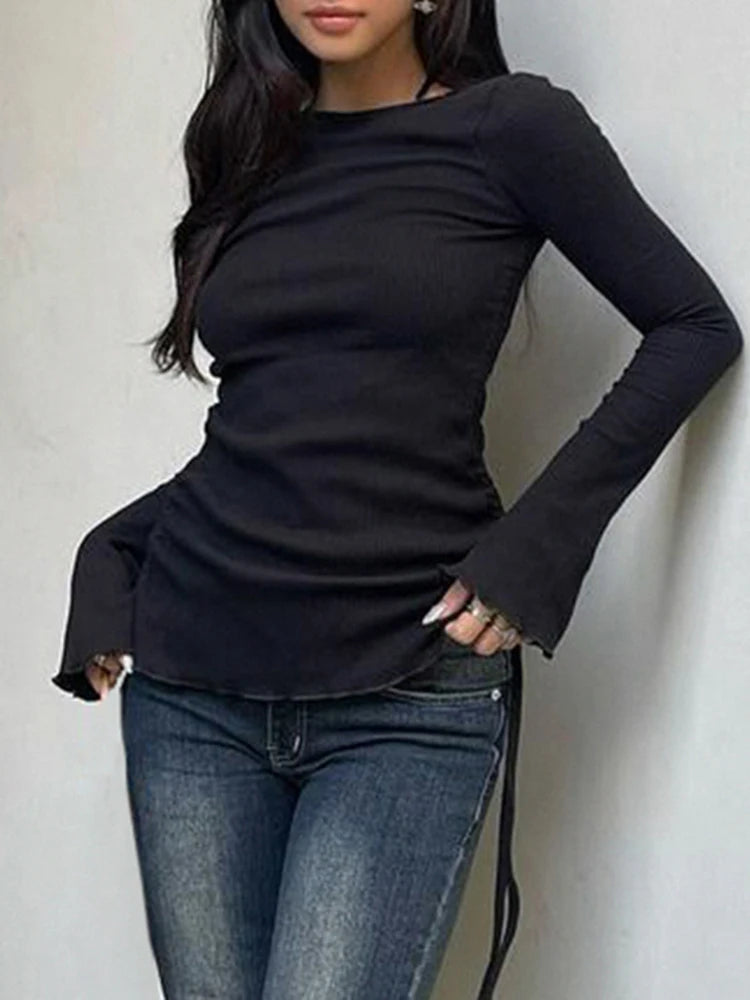 Camiseta básica de manga larga ajustada con cuello redondo y canalé liso negro para mujer, con fruncido lateral y cordones, elegante y sencilla.