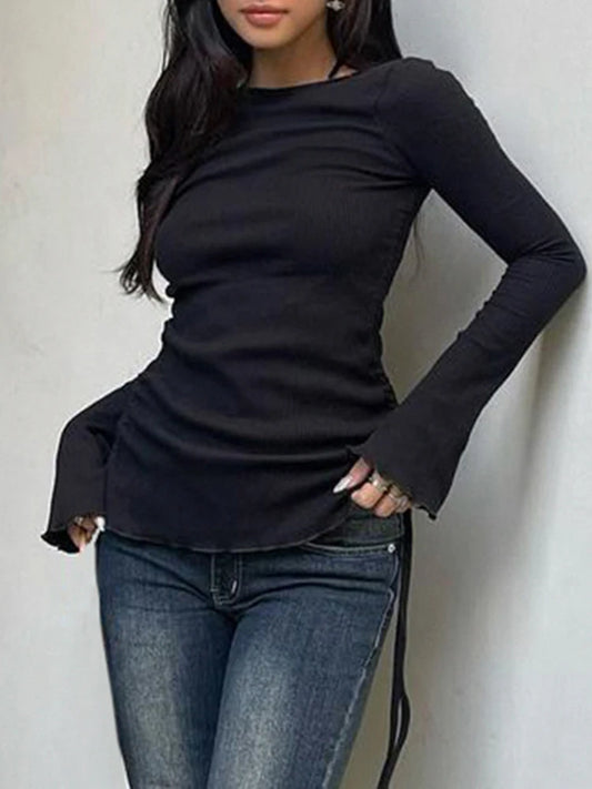 Camiseta básica de manga larga ajustada con cuello redondo y canalé liso negro para mujer, con fruncido lateral y cordones, elegante y sencilla.