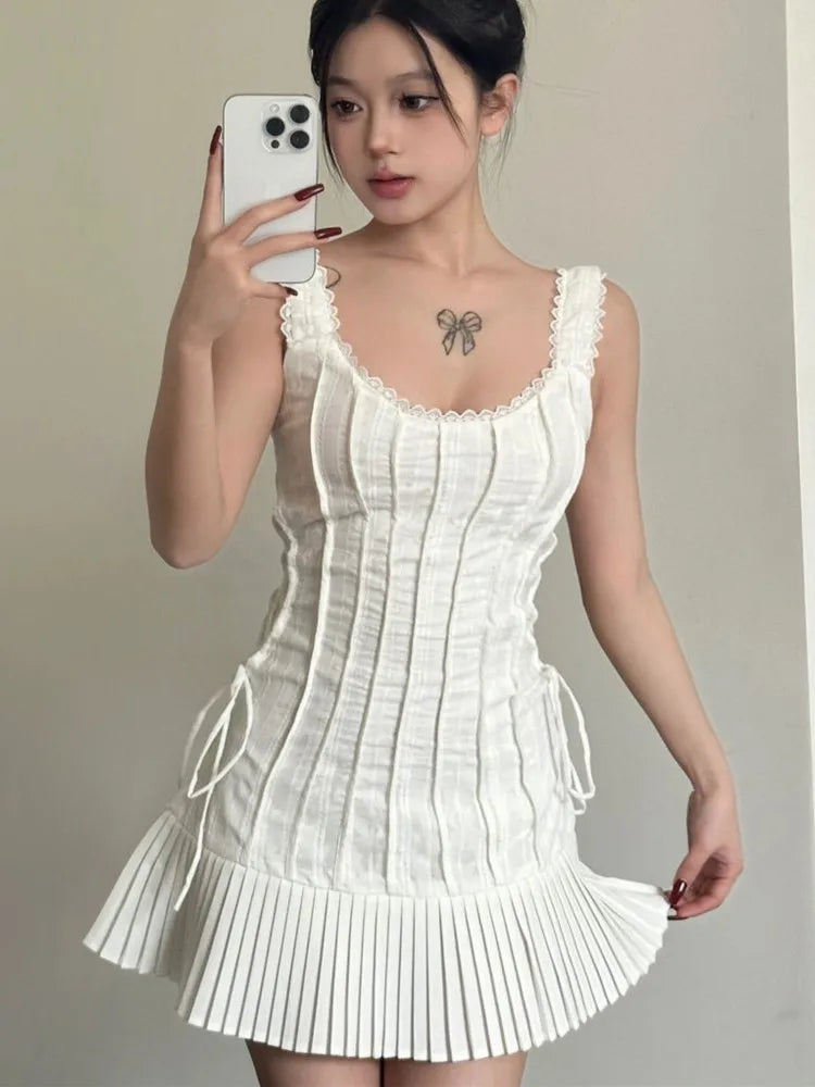 Elegantes vestidos cortos plisados para mujer, verano nuevo, sin mangas, cuello cuadrado, vestido blanco, moda coreana Y2K, vestido de una pieza