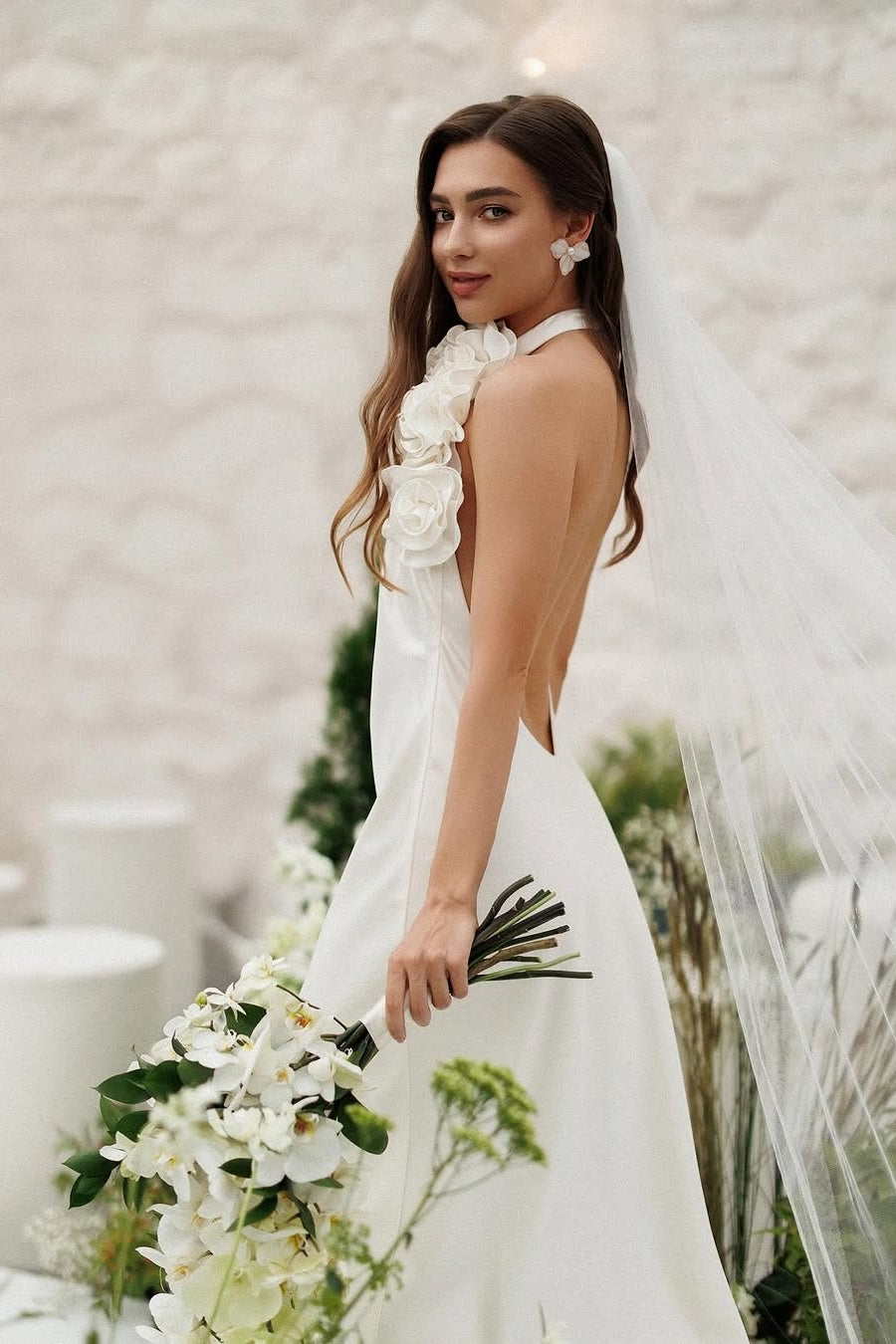 Vestido largo con cuello halter y apliques florales de Isabel 