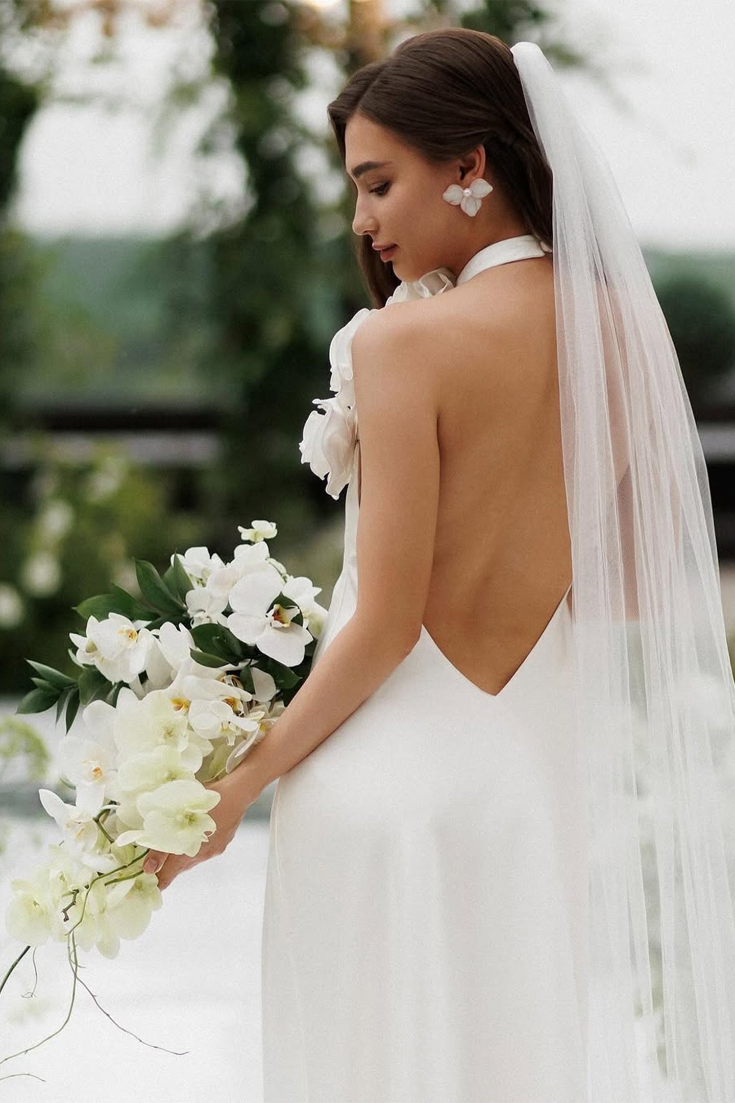 Vestido largo con cuello halter y apliques florales de Isabel 
