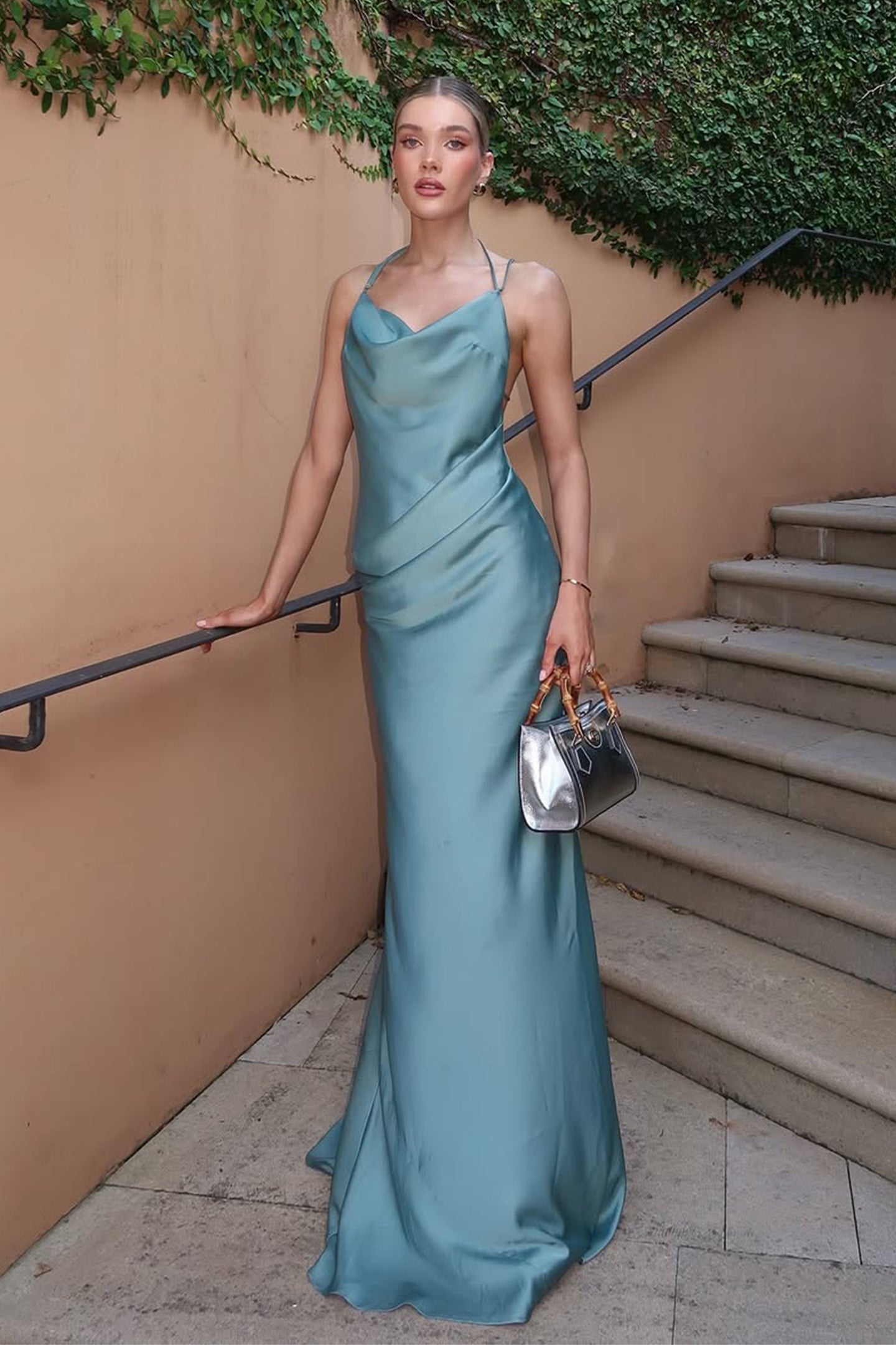 Vestido largo Virginia de satén con cuello vuelto y espalda descubierta 