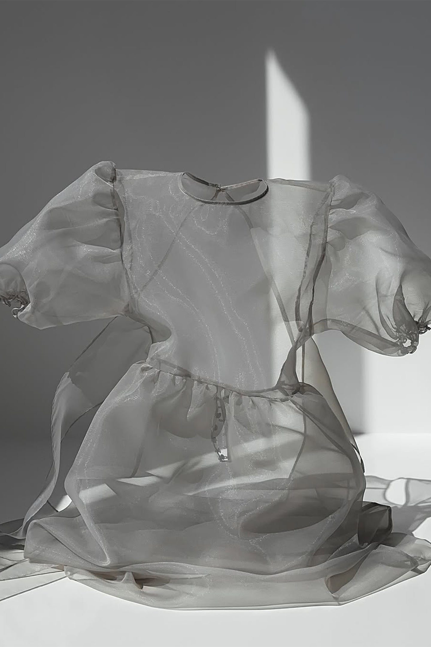 Vestido midi Claire de organza transparente con mangas abullonadas 