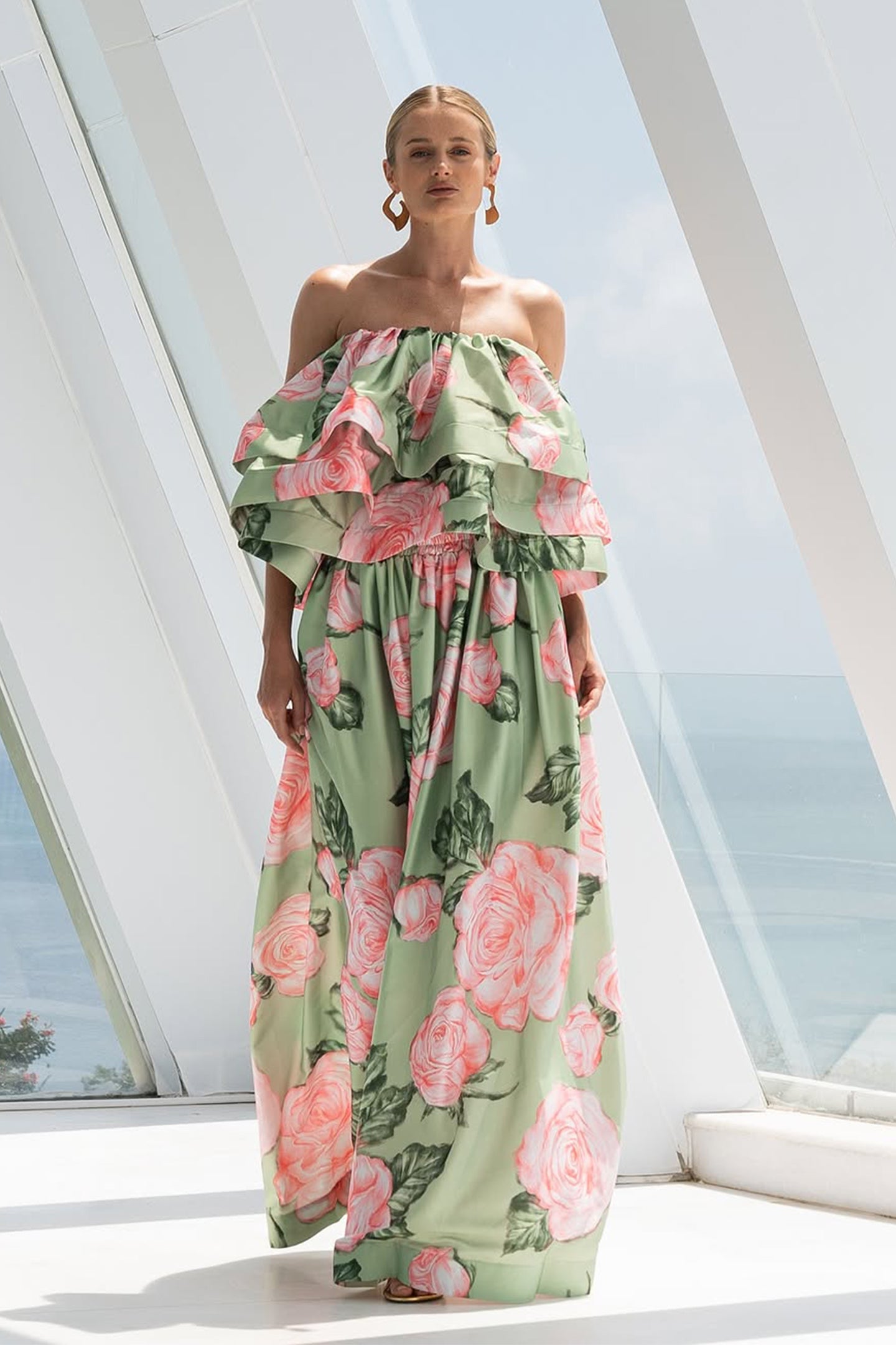 Conjunto de top sin tirantes y falda larga con estampado de rosas de Charlotte 