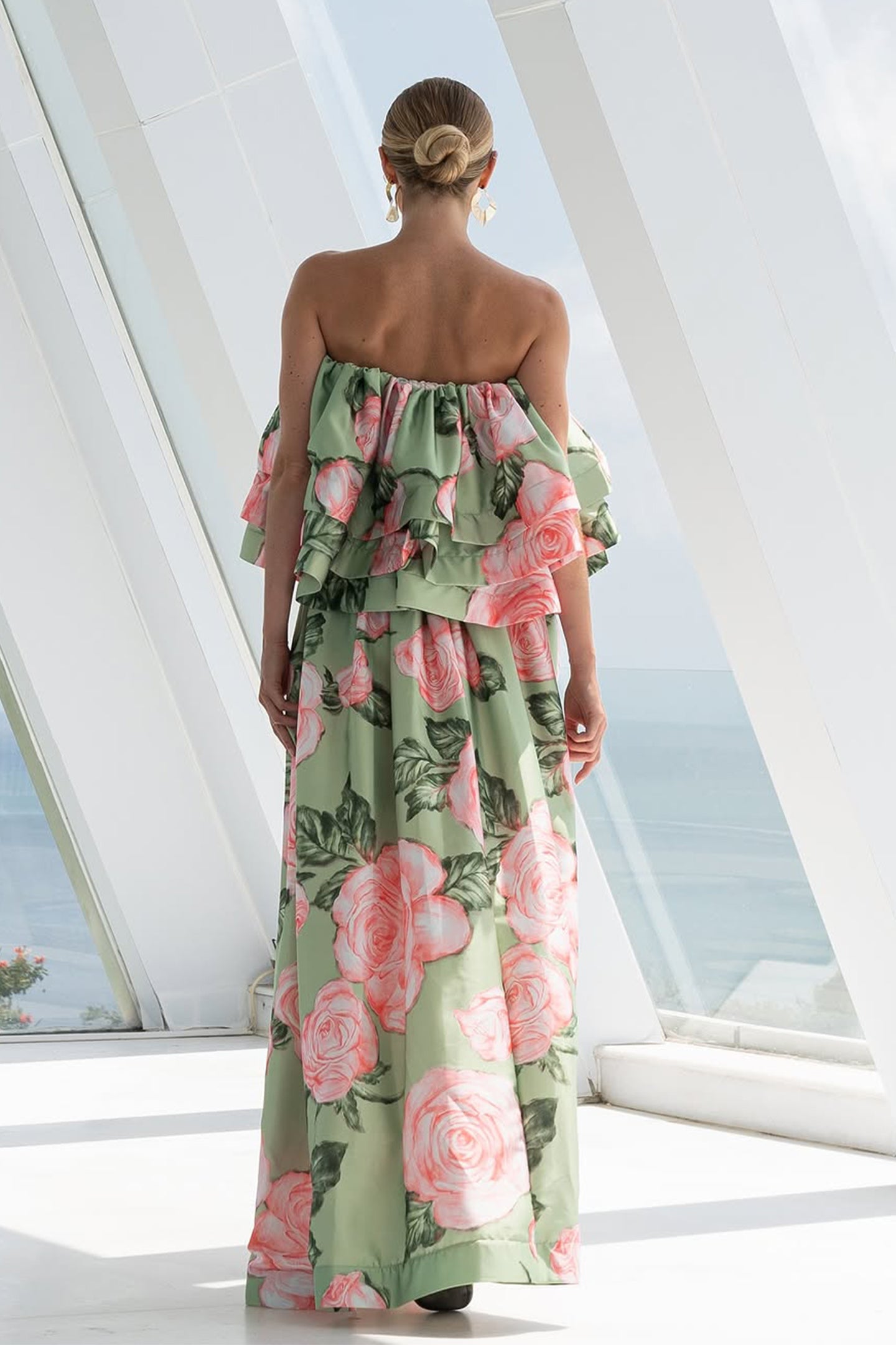 Conjunto de top sin tirantes y falda larga con estampado de rosas de Charlotte 