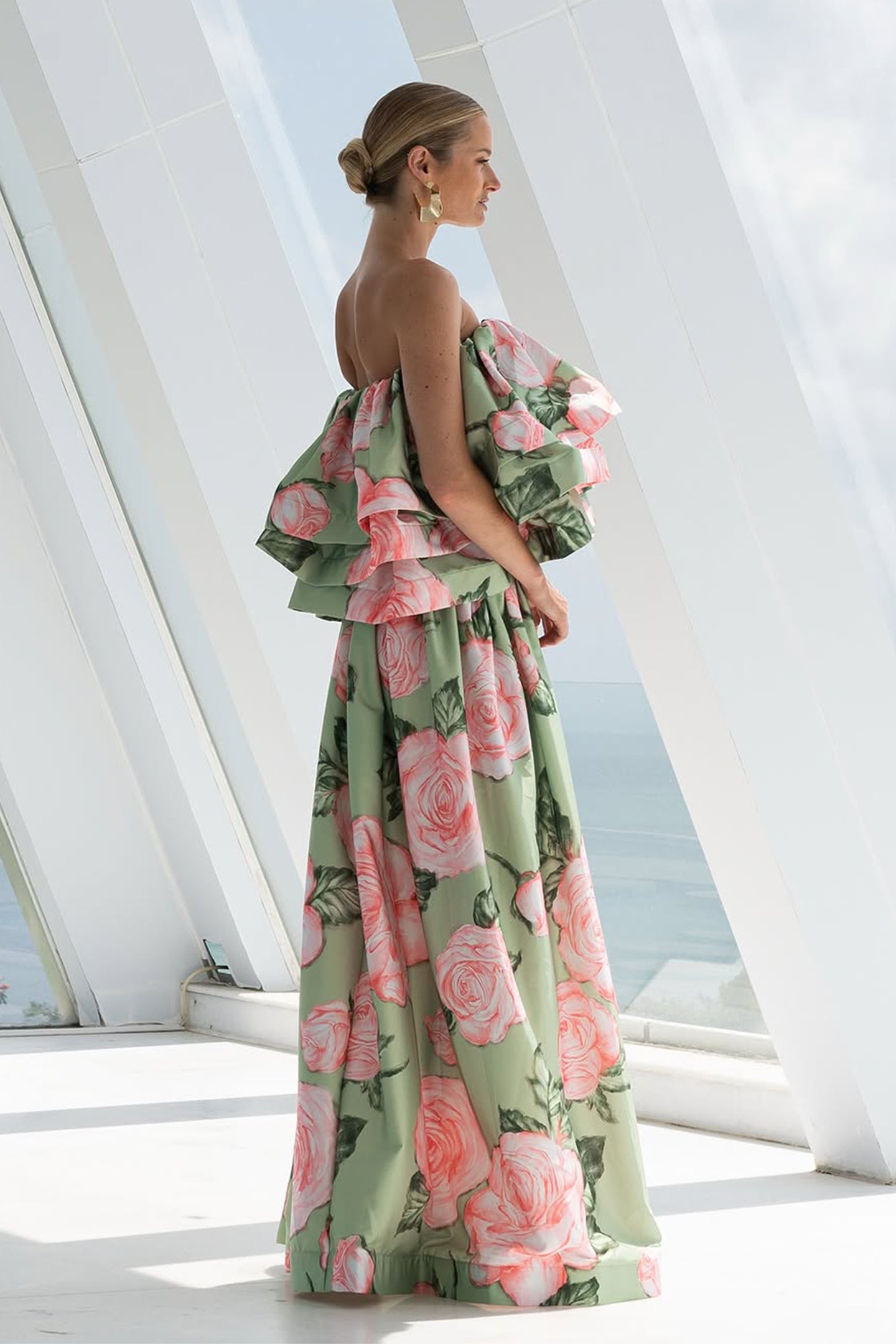 Conjunto de top sin tirantes y falda larga con estampado de rosas de Charlotte 