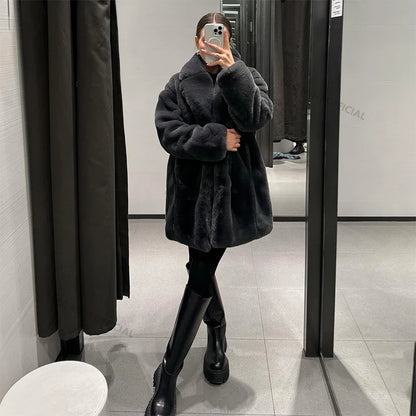 Abrigo de piel sintética de conejo para mujer, chaqueta gruesa y cálida de diseñador de marca, abrigo clásico gris oscuro con cuello de piel