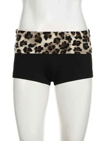 Pantalones cortos ajustados de cintura baja con estampado de leopardo y parches en contraste para mujer. Conjuntos de estilo baddie.