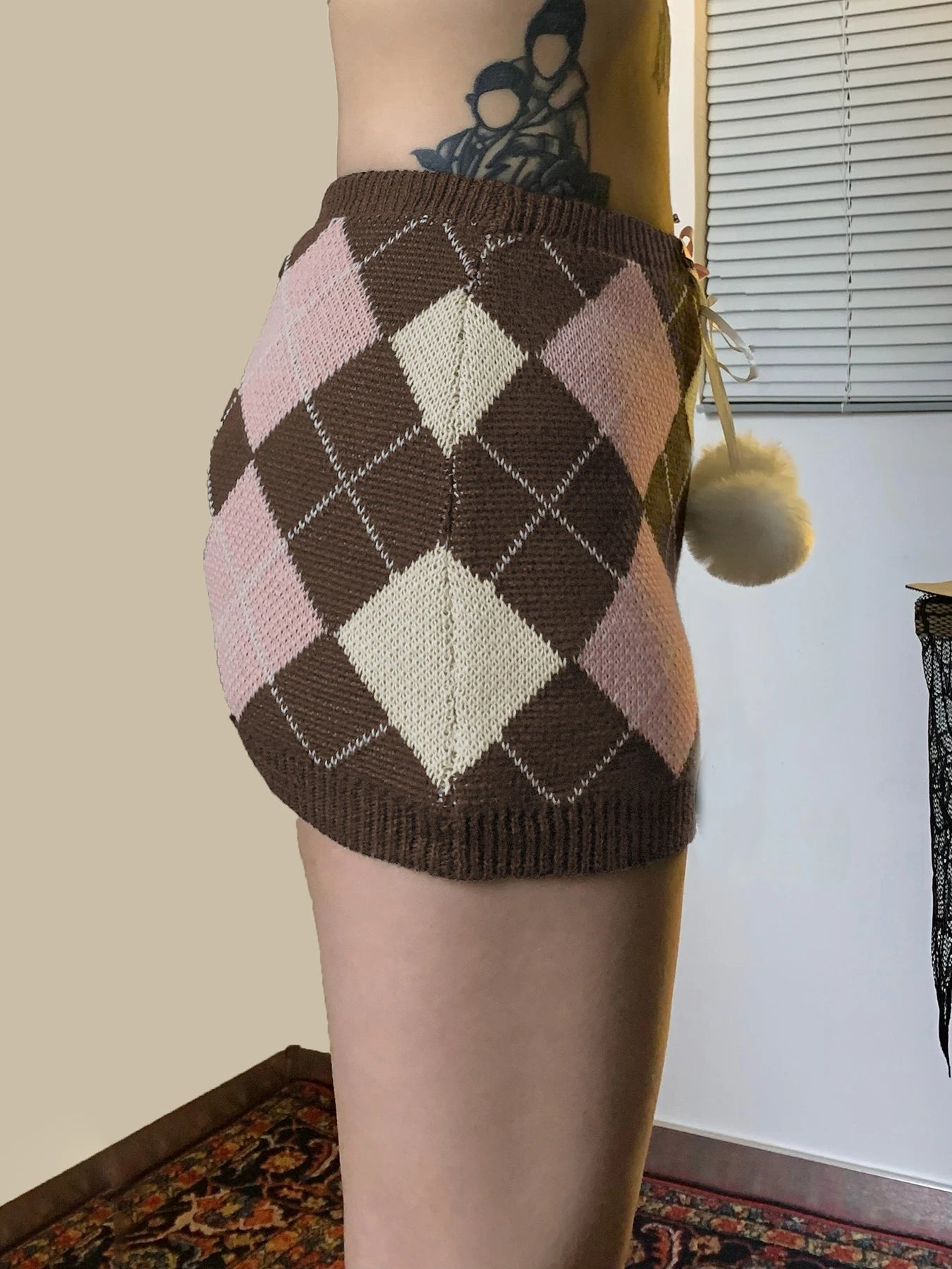 Faldas de punto otoñales con rombos, bonitas y dulces, a cuadros, con bolas de peluche y lazos, a la moda.