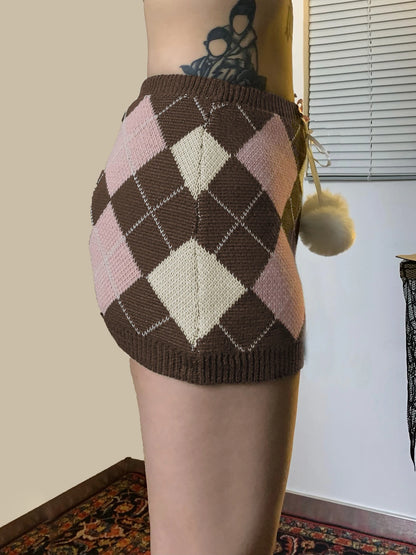 Faldas de punto otoñales con rombos, bonitas y dulces, a cuadros, con bolas de peluche y lazos, a la moda.