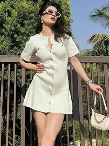 Vestido mini de punto elegante blanco para mujer, con botones de metal, sexy, ajustado, acanalado, para fiesta y otoño.