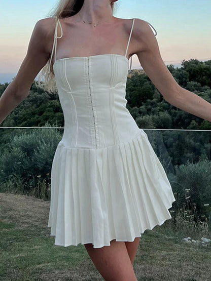 Vestido mini de corte A, plisado, con tirantes finos, estilo francés, blanco, con cierre de gancho frontal y vuelo.