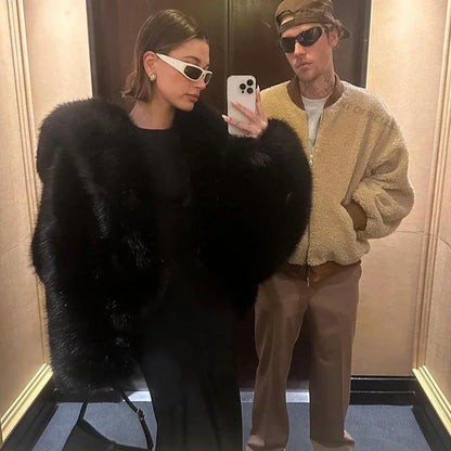 Abrigo de piel sintética con capucha y alas de murciélago icónico de la marca de pasarela para mujer, elegante abrigo de invierno Hailey Bieber, chaqueta de piel de zorro