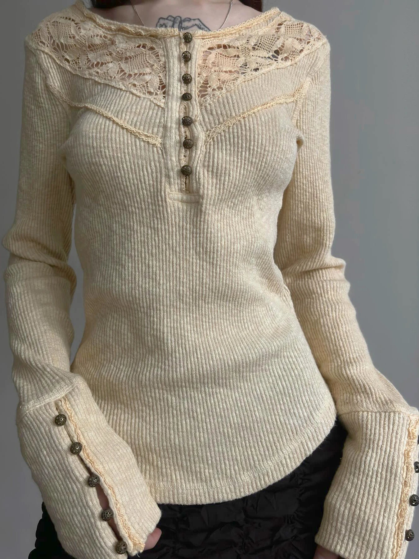 Camisetas básicas de punto con encaje y botones elegantes y retro para mujer, de manga larga, exquisitas y ajustadas, para otoño.