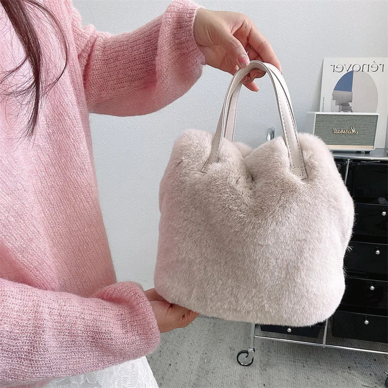 Impresionante bolso de mano tipo cubo de piel sintética de conejo suave para mujer, bolso de hombro de felpa esponjosa de invierno, elegante bolso de fiesta de moda urbana para chicas.