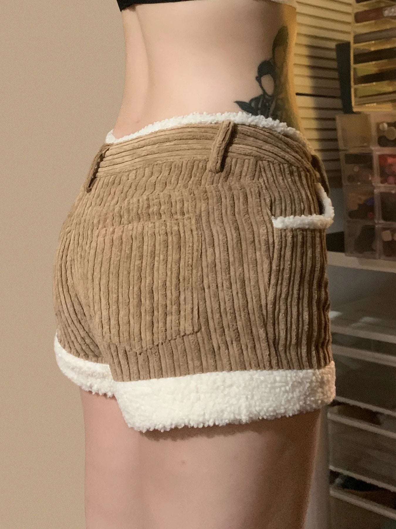 Pantalones cortos de pana para mujer, de moda, de otoño, sencillos, con ribete de piel sintética y diseño empalmado.