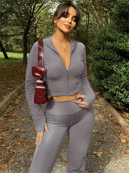 Conjunto informal de invierno de dos piezas con cárdigan de pierna recta y cremallera para mujer, y chándal ajustado de cintura alta con pantalones para mujer.