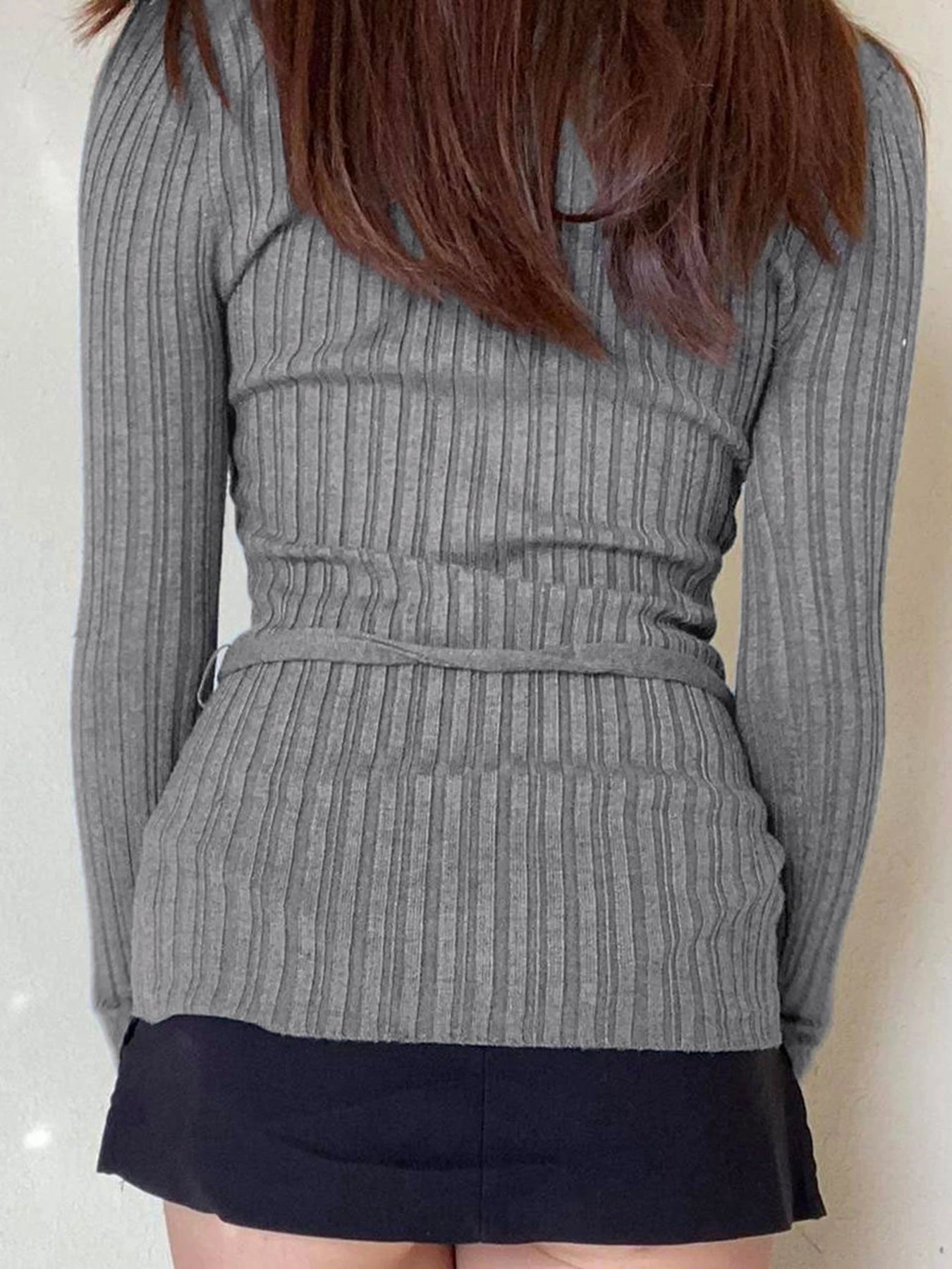 Camiseta básica de manga larga entallada de canalé gris con cinturones y cuello vuelto con parches en contraste para mujer, otoño e invierno