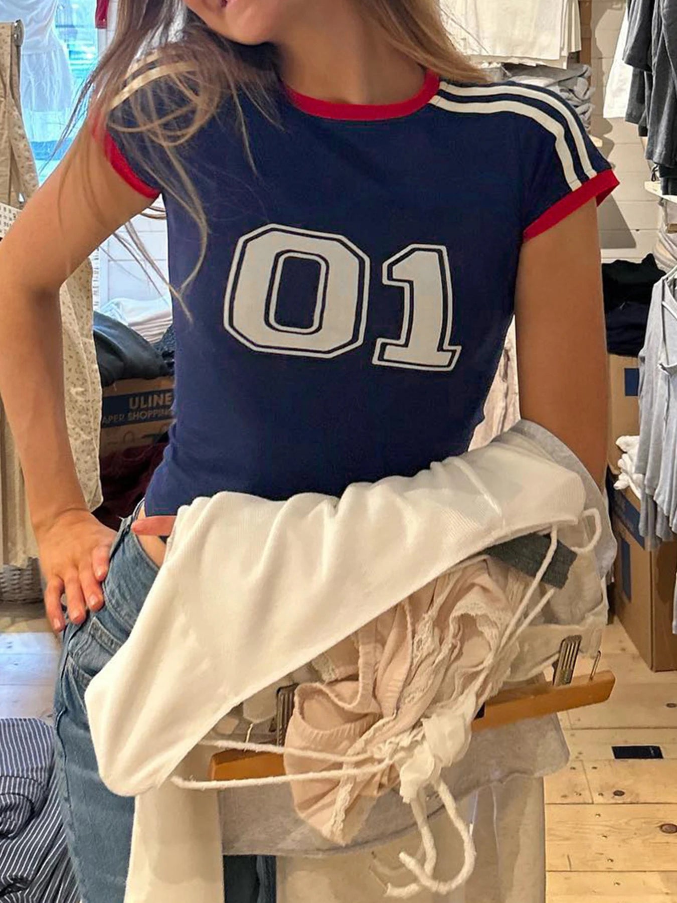 Camiseta de manga corta con estampado digital Y2K para mujer, con ribete en contraste, cuello redondo, ajustada, informal, estilo preppy, deportiva, de fútbol