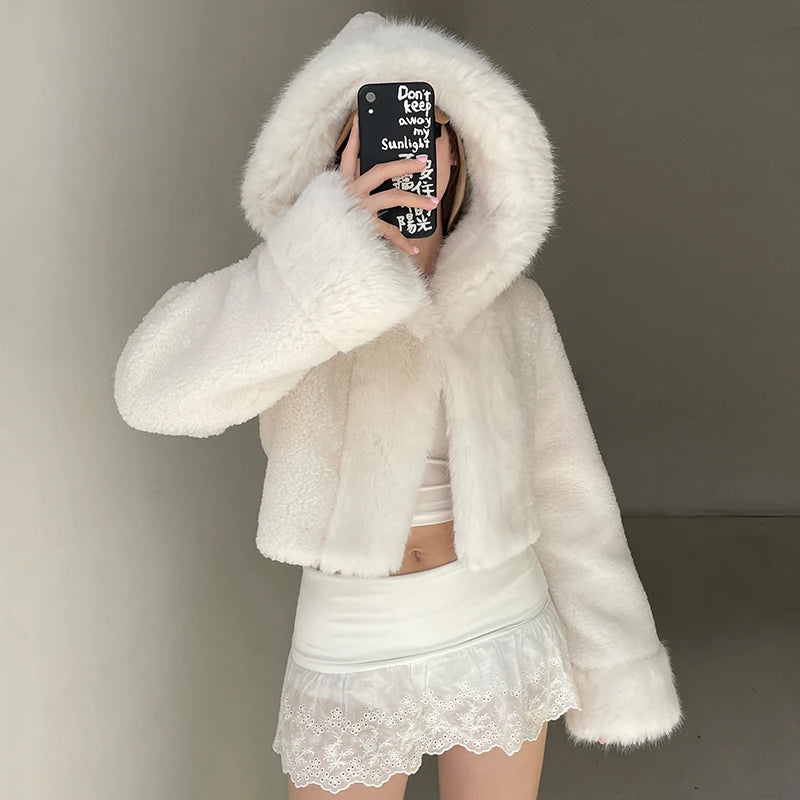Abrigo con capucha de piel sintética para mujer, moda urbana, chaqueta de nieve blanca y esponjosa, prendas de vestir ajustadas y cálidas para invierno, conjuntos elegantes para dama.