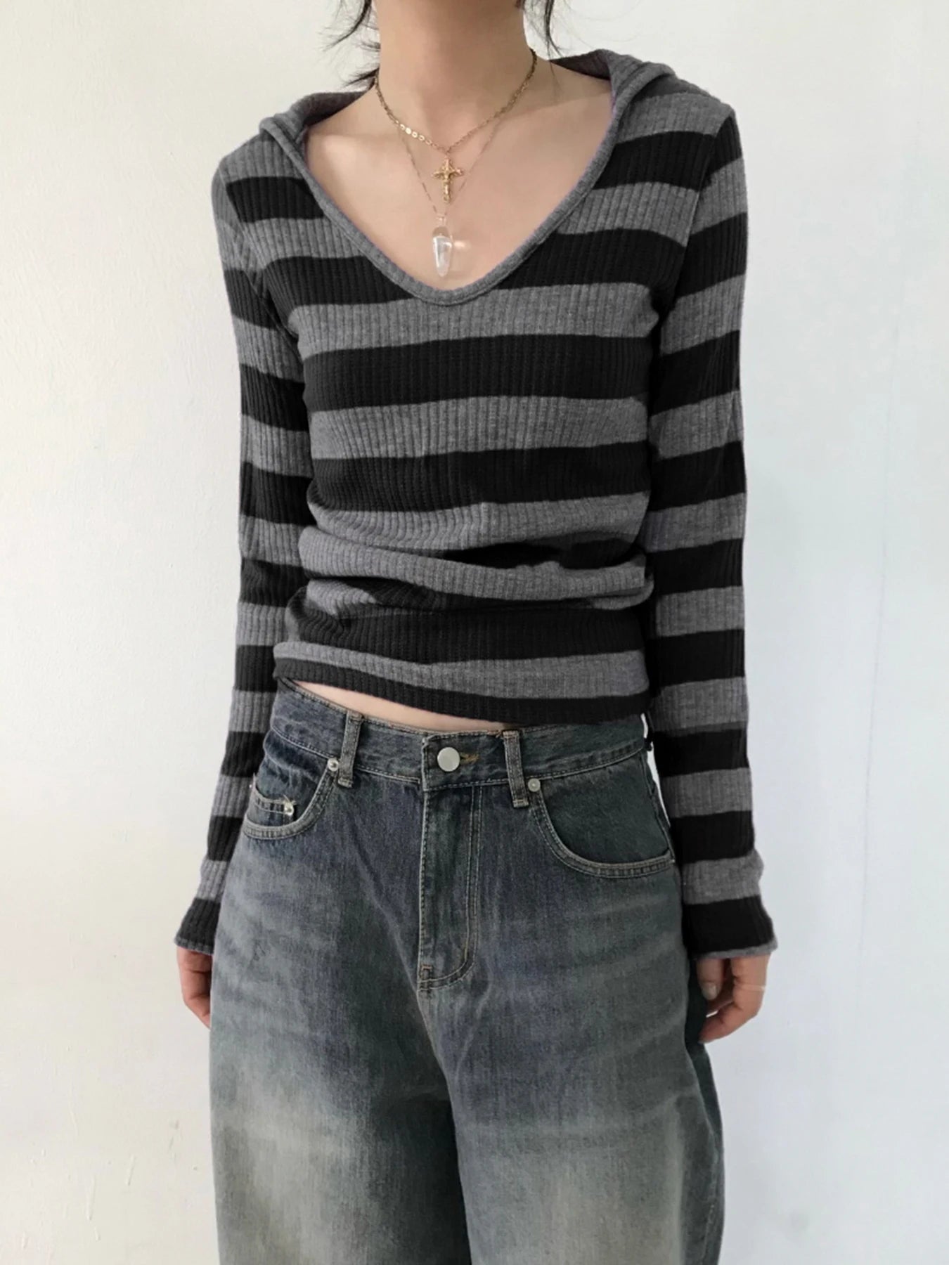 Camiseta con capucha de rayas negras y gris oscuro para mujer, cuello en V, manga larga, básica, ajustada, para primavera y otoño, top acanalado, camiseta urbana preppy