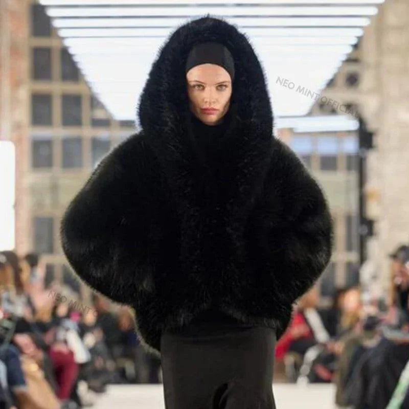 Abrigo de piel sintética con capucha y alas de murciélago icónico de la marca de pasarela para mujer, elegante abrigo de invierno Hailey Bieber, chaqueta de piel de zorro